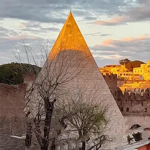 https://the-golden-pyramid.it-romehotels.com
